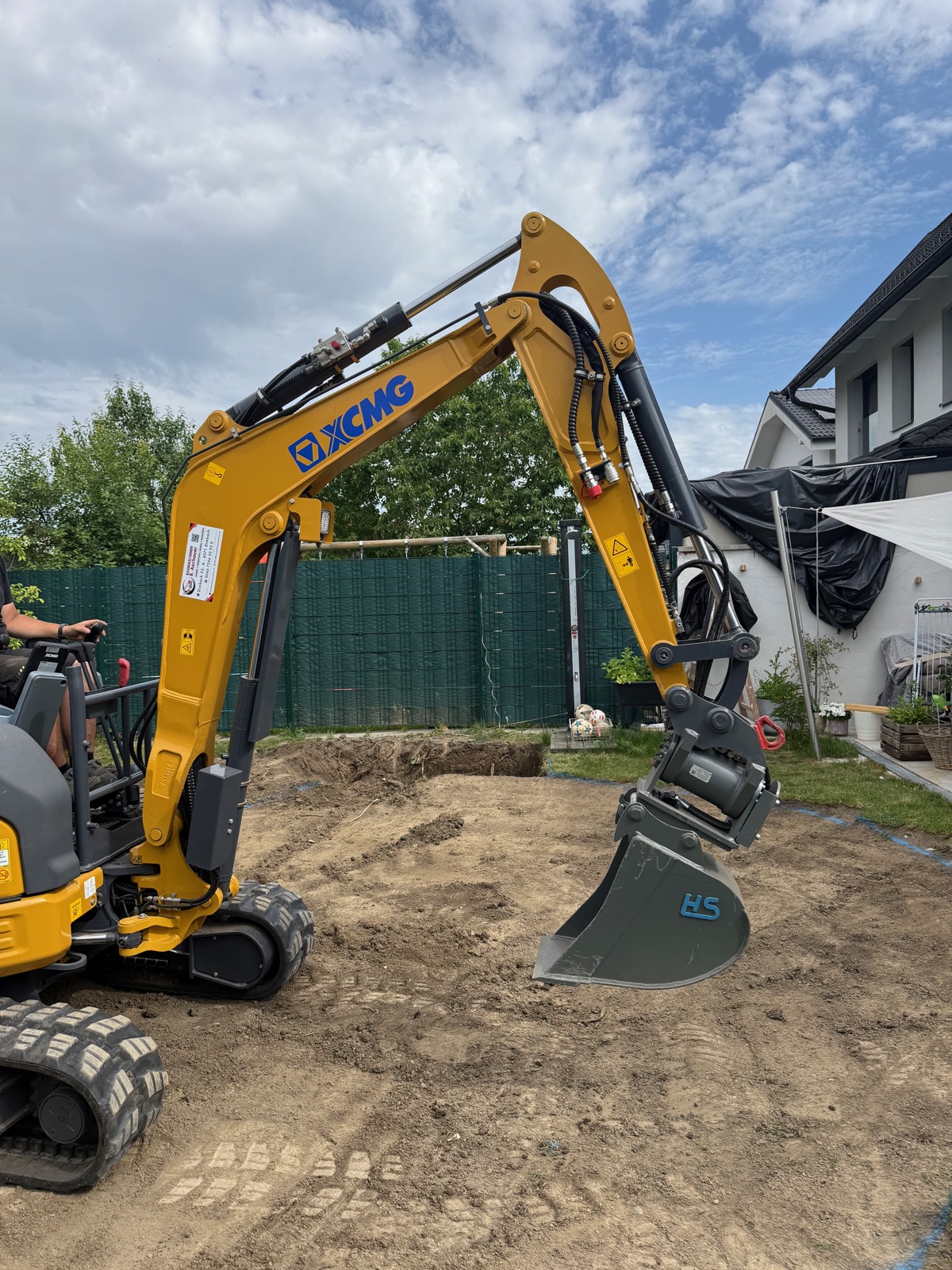 Minibagger von Erdbau Öfferl bei Erdarbeiten in einem Garten